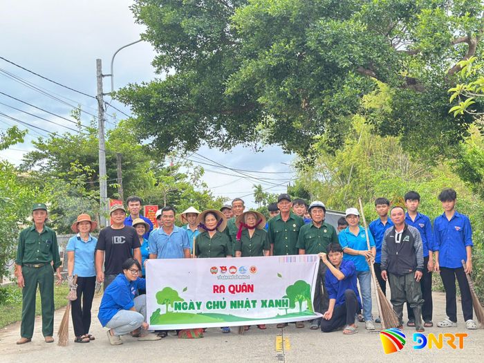 Bí thư Chi bộ Tổ dân phố Bồ Mưng 2 cùng các chi hội đoàn thể tham gia hoạt động Ngày chủ nhật xanh. Ảnh: NGUYỄN ĐỨC THIÊN