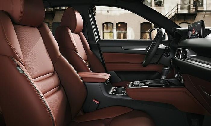 Không gian nội thất Mazda CX-8 sang trọng với chất liệu da Nappa và ốp gỗ tự nhiên.