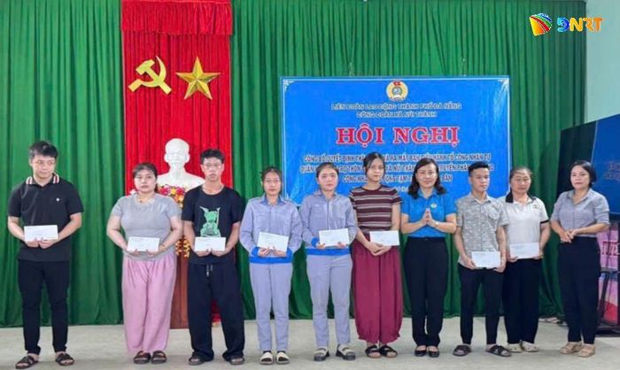Liên đoàn lao động xã Núi Thành tặng quà tại lễ ra mắt. Ảnh: VĂN PHIN