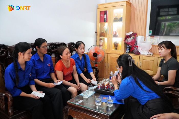 Tuổi trẻ phường Hòa Xuân hưởng ứng triển khai mô hình “Mang chính sách công đến từng hộ gia đình”. Ảnh: TÂM ĐAN