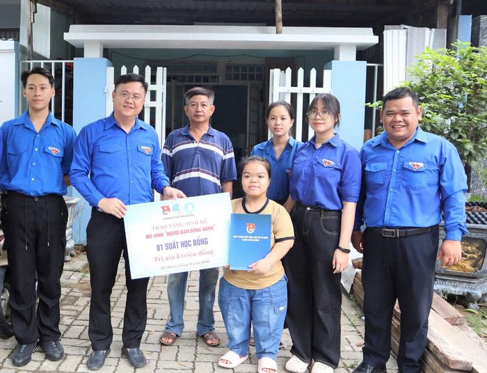 Bí thư Thành đoàn Lê Công Hùng (thứ 2 từ trái sang) trao bảng tượng trưng hỗ trợ học bổng trị giá 5 triệu đồng cho thanh niên yếu thế. Ảnh: BTC
