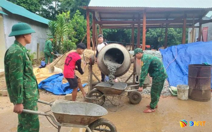 Cán bộ, chiến sĩ Đồn Biên phòng Anông cùng người dân thôn Chơrlang (xã Avương) hỗ trợ gia đình ông Alăng Gún dựng nhà. Ảnh: BRIU QUÂN