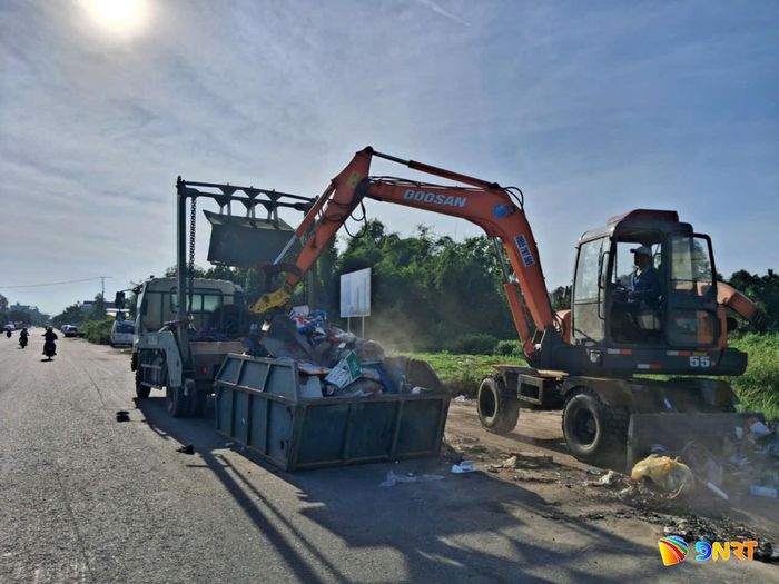 Các địa phương huy động lực lượng, phương tiện cơ giới tổng dọn các điểm phát sinh rác. Ảnh: HOÀNG HIỆP