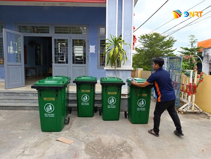 Các địa phương ở khu vực trung tâm thành phố cũng đang mua sắm thêm thùng rác và phân bổ về các thôn để góp phần bảo đảm môi trường. Ảnh: HOÀNG HIỆP