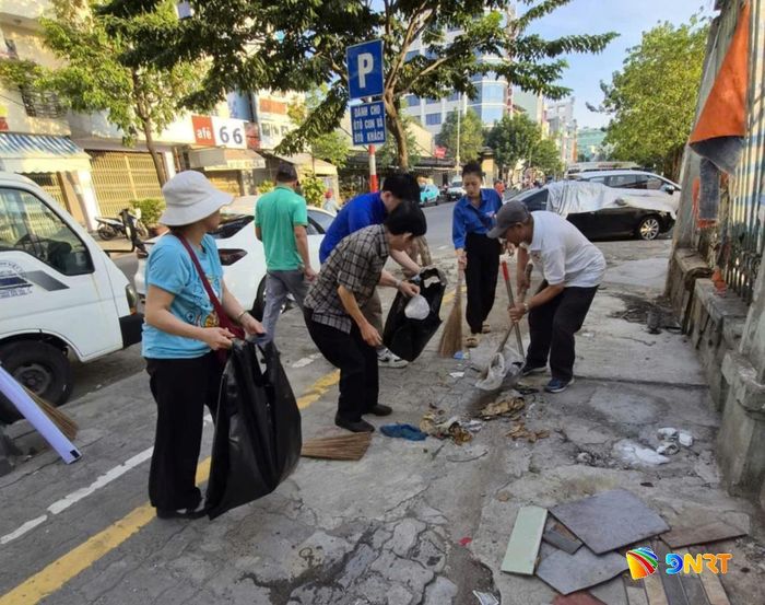Cán bộ, nhân dân phường Hải Châu duy trì ra quân quét dọn vệ sinh đường phố, vỉa hè và thu gom rác vương vãi vào mỗi dịp cuối tuần. Ảnh: HOÀNG HIỆP