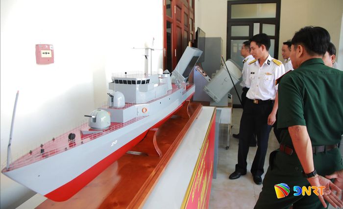 Các đại biểu tham quan khu vực trưng bày các mô hình trong khuôn khổ lễ khai mạc lớp tập huấn. Ảnh: ĐẮC MẠNH
