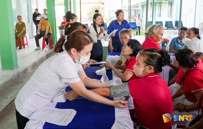Người dân xã Núi Thành được khám sức khỏe miễn phí tại chương trình. Ảnh: HỒ QUÂN