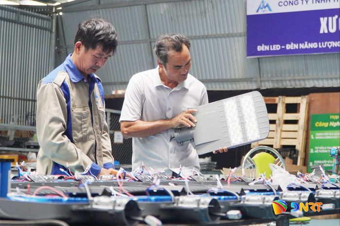 Công ty TNHH Thương mại và Dịch vụ Phú Hiển Lighting là đơn vị nỗ lực trong đổi mới sáng tạo, ứng dụng khoa học kỹ thuật để tạo ra sản phẩm chất lượng. Ảnh: PHAN VINH