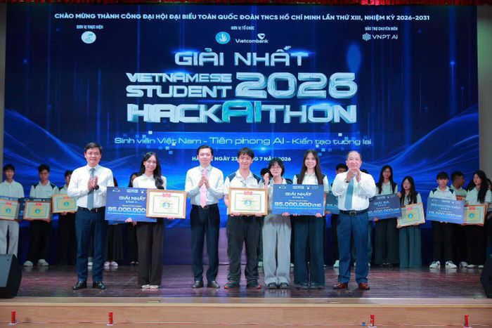 Sinh viên Nguyễn Thị Hồng Trang (thứ 2, từ trái sang), Trường Đại học Bách khoa, Đại học Đà Nẵng tại lễ trao giải. ẢNH: NVCC