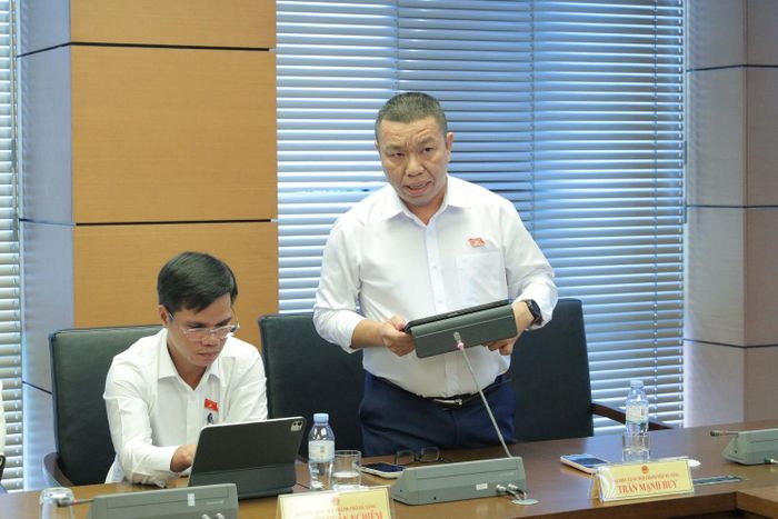 Đại biểu Trần Mạnh Huy, Đoàn đại biểu Quốc hội thành phố Đà Nẵng phát biểu tại tổ. Ảnh: Quốc hội