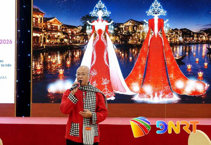 Ông Võ An Nguyên, Trưởng ban Tổ chức Miss Heritage Global 2026 tại Việt Nam chia sẻ bộ áo dài của đại diện Việt Nam mang đến cuộc thi lấy ý tưởng từ di sản Hội An. Ảnh: NGỌC HÀ