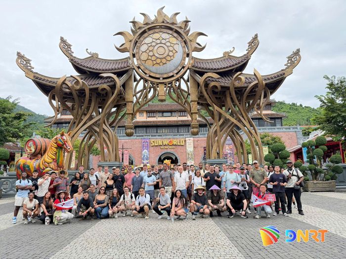 Đoàn trải nghiệm tại Bà Nà Hills. Ảnh: NGỌC HÀ
