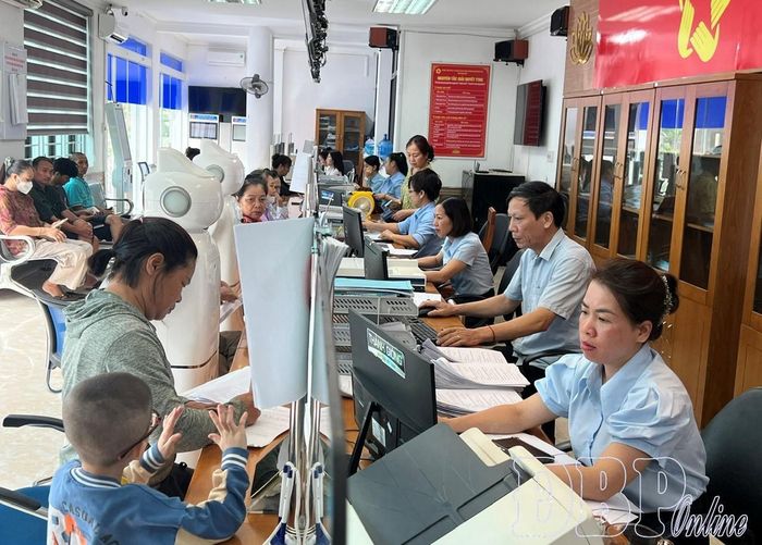 Cán bộ Trung tâm Phục vụ hành chính công phường Điện Biên Phủ tiếp nhận và giải quyết thủ tục hành chính cho người dân. Ảnh: Minh thư