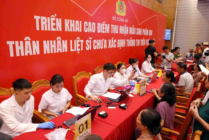 Khẩn trương thực hiện thu nhận mẫu sinh phẩm ADN thân nhân liệt sĩ chưa xác định thông tin. Ảnh: Thu Nguyễn