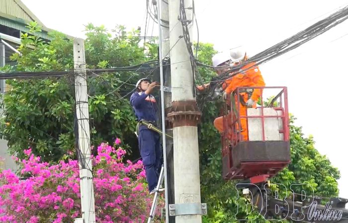 Công ty Điện lực Điện Biên tiến hành hạ ngầm cáp điện trên các tuyến phố chính của phường Điện Biên Phủ.