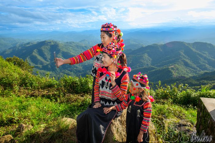 Bạn Chang Khừ Pứ (ở giữa) sáng tạo ra những nội dung chân thực và tôn trọng bản sắc văn hóa địa phương.