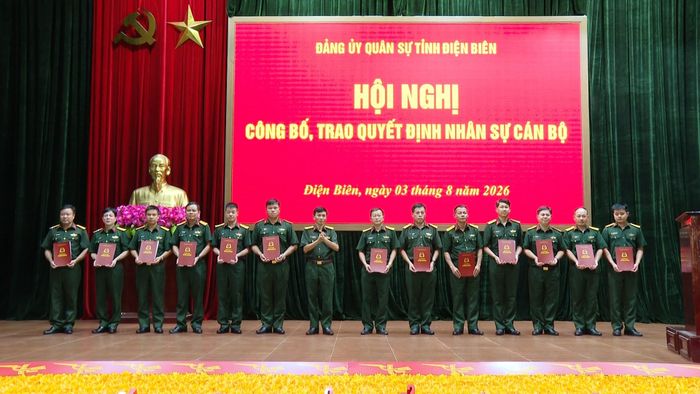 Đại tá Vương Đình Hòa, Ủy viên Ban Chấp hành Đảng bộ tỉnh, Phó Bí thư Thường trực Đảng ủy, Chính ủy Bộ CHQS tỉnh trao các quyết định về công tác cán bộ.