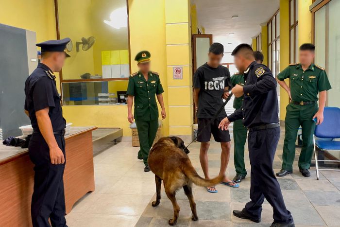 Lực lượng chức năng kiểm tra đối tượng và sử dụng chó nghiệp vụ hỗ trợ phát hiện chất nghi ma túy tại Cửa khẩu quốc tế Tây Trang.