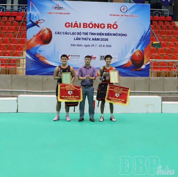 Ban tổ chức trao giải cá nhân cho các vận động viên xuất sắc.