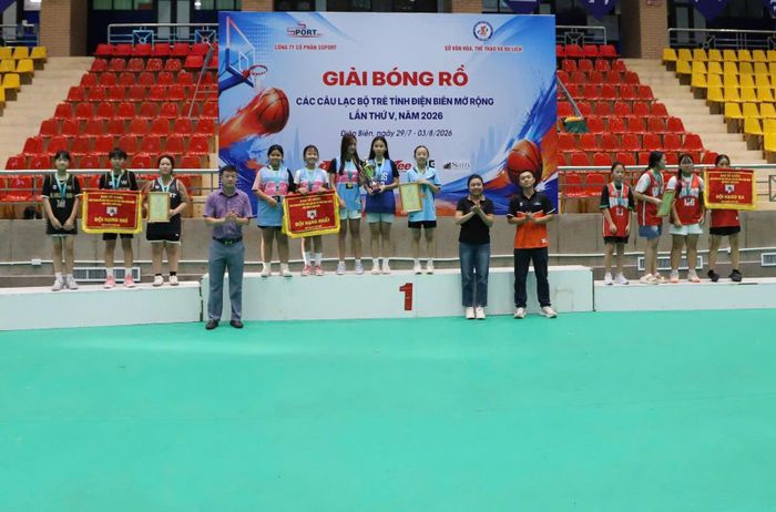 Ban tổ chức trao giải ở nội dung đội nữ.