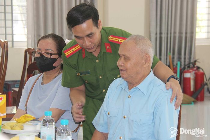 Cán bộ Phòng Cảnh sát quản lý hành chính về trật tự xã hội Công an thành phố Đồng Nai ân cần thăm hỏi cụ Mã Văn Hạ (em trai của liệt sĩ Mã Văn Xuân).