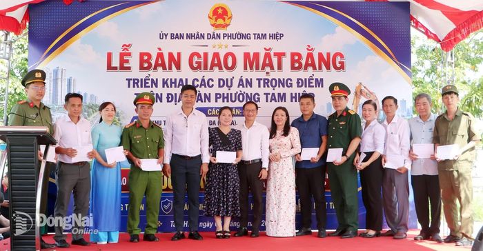 Phường Tam Hiệp khen thưởng các tập thể, cá nhân có thành tích xuất sắc trong quá trình triển khai thực hiện công tác giải phóng mặt bằng các dự án. Ảnh: Phạm Tùng