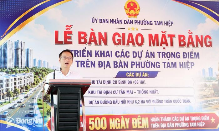 Bí thư Đảng ủy, Chủ tịch HĐND phường Tam Hiệp Nguyễn Xuân Thanh phát biểu tại lễ bàn giao mặt bằng. Ảnh: Phạm Tùng