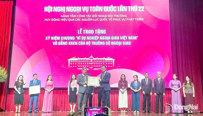  Đại diện tập thể Văn phòng UBND thành phố Đồng Nai nhận bằng khen của Bộ trưởng Bộ Ngoại giao. Ảnh: Thanh Thảo