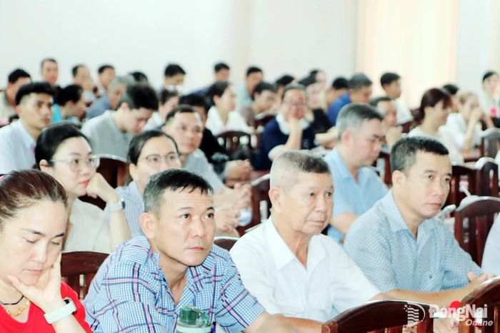 Cán bộ Mặt trận các phường thuộc Cụm thi đua số 1 tham gia buổi nói chuyện chuyên đề. Ảnh: Văn Truyên