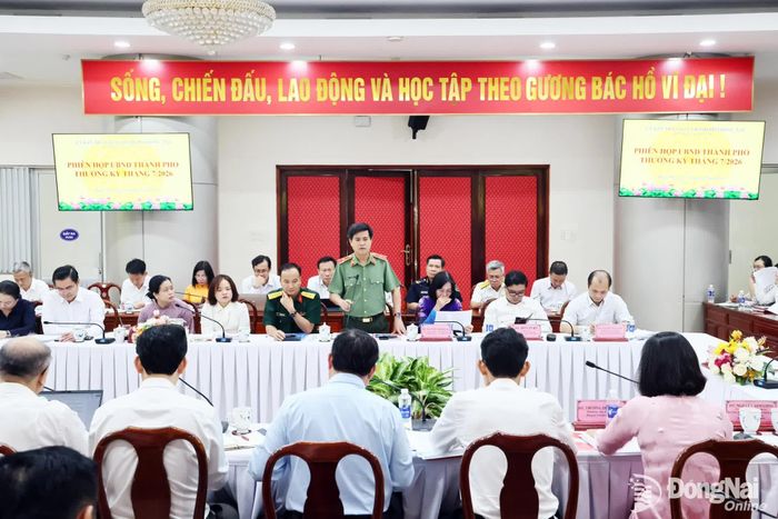 Thiếu tướng Nguyễn Đức Hải, Ủy viên Ban Thường vụ Thành ủy, Giám đốc Công an thành phố báo cáo tại phiên họp. Ảnh: Công Nghĩa