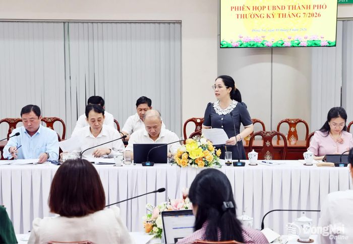 Giám đốc Sở Y tế thành phố Đỗ Thị Nguyên báo cáo kết quả công tác của ngành y tế thành phố. Ảnh: Công Nghĩa