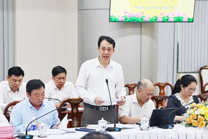 Phó Giám đốc Sở Giáo dục và Đào tạo Trần Ngọc Thắng báo cáo về tình hình sắp xếp trường lớp và công tác chuẩn bị cho năm học mới 2026-2027. Ảnh: Công Nghĩa
