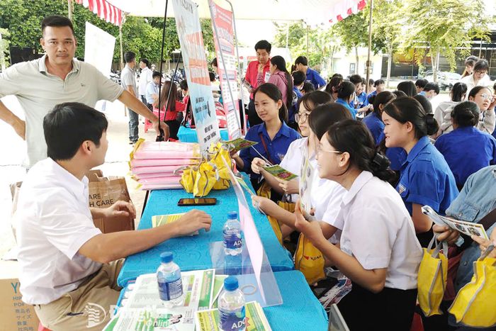 Người lao động được hỗ trợ kết nối việc làm tại Sàn giao dịch việc làm tổ chức tại xã Bù Đăng, thành phố Đồng Nai. Ảnh: CTV