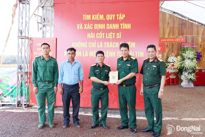 Thủ trưởng Lữ đoàn 96 tặng quà động viên Đội K72 và lực lượng tìm kiếm, quy tập hài cốt liệt sĩ tại xã Minh Đức, thành phố Đồng Nai. Ảnh: Nguyệt Hà