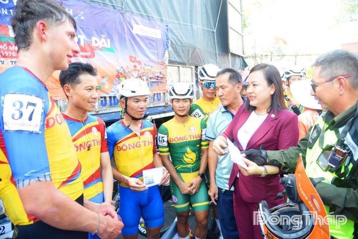 Lãnh đạo Sở Văn hóa, Thể thao và Du lịch thăm hỏi và động viên các vận động viên Đội xe đạp Đồng Tháp tại Giải đua xe đạp tranh Cúp Truyền hình TP. Hồ Chí Minh năm 2026, diễn ra vào tháng 4 vừa qua.