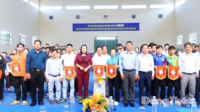 Ban Tổ chức trao cờ lưu niệm cho các đơn vị tham dự giải.