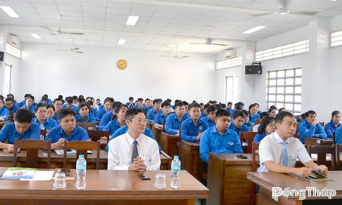 Đại biểu cùng các cán bộ Đoàn tham dự Lễ khai giảng lớp tập huấn. 