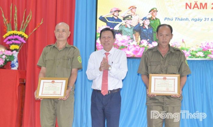 Tặng Giấy khen của Chủ tịch UBND xã Phú Thành cho 2 thành viên Tổ bảo vệ an ninh, trật tự cơ sở.