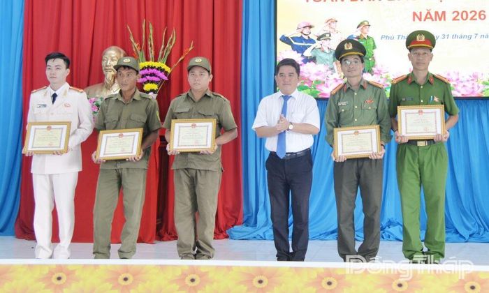 Trao Giấy khen Chủ tịch UBND xã Phú Thành cho các tập thể, cá nhân có thành tích xuất sắc tại Ngày hội Toàn dân bảo vệ an ninh Tổ quốc.