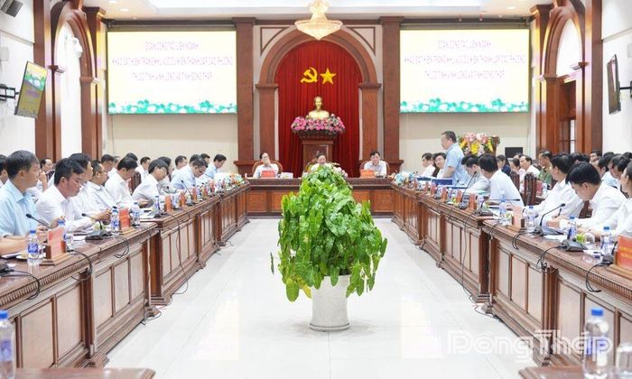 Các thành viên đoàn công tác phát biểu đóng góp ý kiến.
