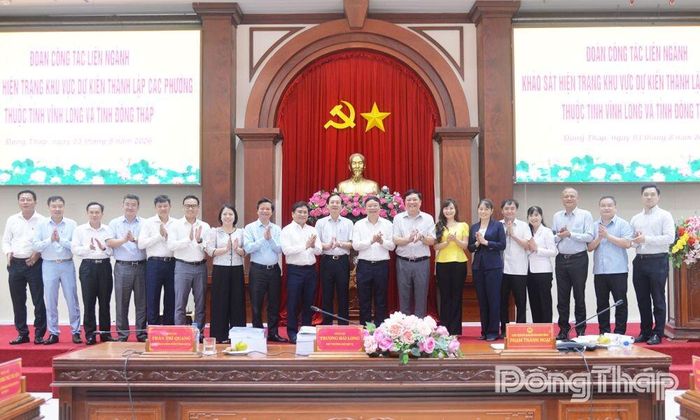 Đoàn công tác Bộ Nội vụ chụp ảnh lưu niệm cùng lãnh đạo 2 tỉnh.