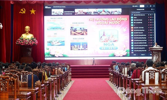 Trung tâm Dịch vụ việc làm tỉnh tuyên truyền, tư vấn về chương trình đưa người lao động đi làm việc ở nước ngoài theo hợp đồng.