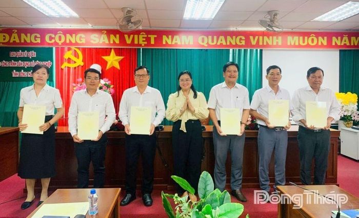 Trao Quyết định cho Ban Chấp hành Đảng bộ Ban Quản lý dự án đầu tư xây dựng công trình nông nghiệp và phát triển nông thôn tỉnh Đồng Tháp.