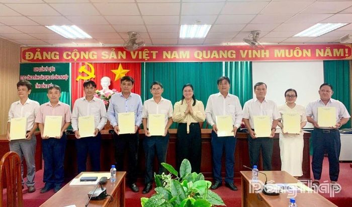 Đồng chí Huỳnh Thị Hoài Thu trao Quyết định cho Ban Chấp hành Đảng bộ Ban Quản lý dự án đầu tư xây dựng công trình giao thông tỉnh.