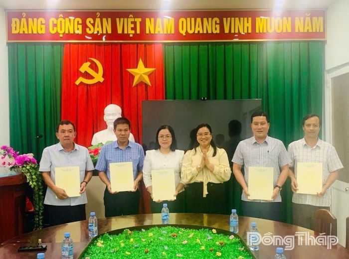 Đồng chí Huỳnh Thị Hoài Thu trao Quyết định tại Đảng bộ Trung tâm Phát triển quỹ đất tỉnh Đồng Tháp.