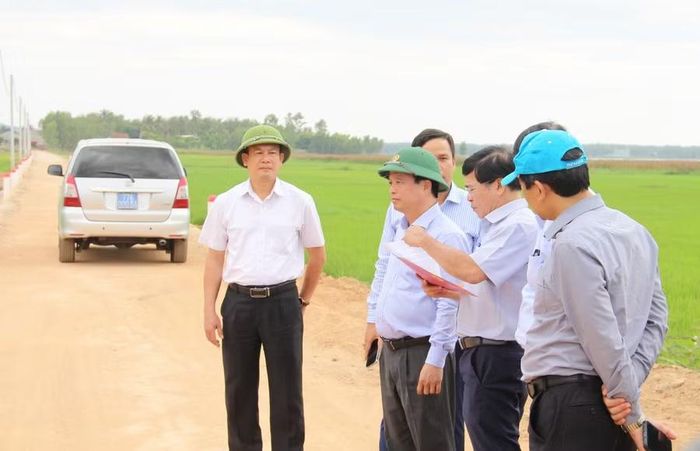  Nắng hạn kéo dài, nguy cơ thiếu nước tưới, nước sinh hoạt hiện hữu đối với một số xã ở phía Đông huyện Phù Mỹ cũ. Trong ảnh: Phó Chủ tịch Thường trực UBND tỉnh Nguyễn Tuấn Thanh (thứ 2 từ trái sang) kiểm tra Dự án mở rộng mạng lưới đường ống cấp nước liên xã Bình Dương. Ảnh: T.Lợi 