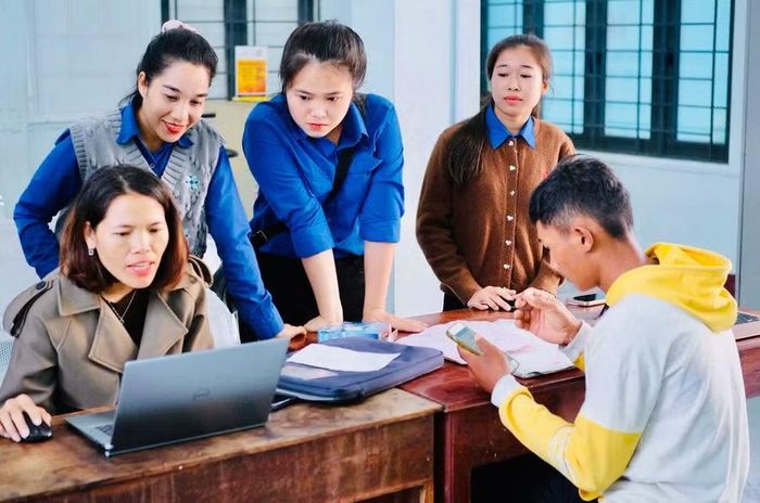  Đoàn viên, thanh niên xã Phú Túc hỗ trợ người dân cài đặt, sử dụng các ứng dụng số và thực hiện dịch vụ công trực tuyến. Ảnh: L.N 