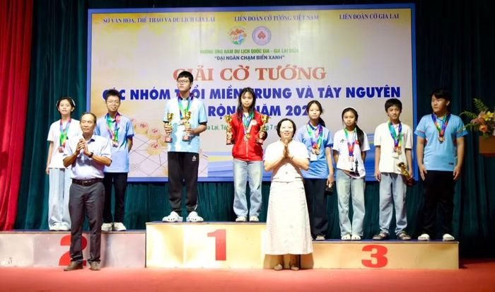  Kỳ thủ Trương Gia Hân (U14, áo đỏ) tiếp tục cho thấy sự ổn định khi thường xuyên góp mặt trong nhóm VĐV đạt thành tích cao ở các giải trẻ khu vực và quốc gia. Ảnh: H.V 