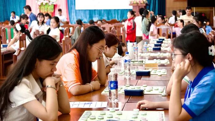  Nguyễn Phương Nghi (áo cam) là một trong những kỳ thủ trẻ triển vọng của Gia Lai, có sự tiến bộ rõ rệt qua quá trình tập luyện và thi đấu. Ảnh: H.V 