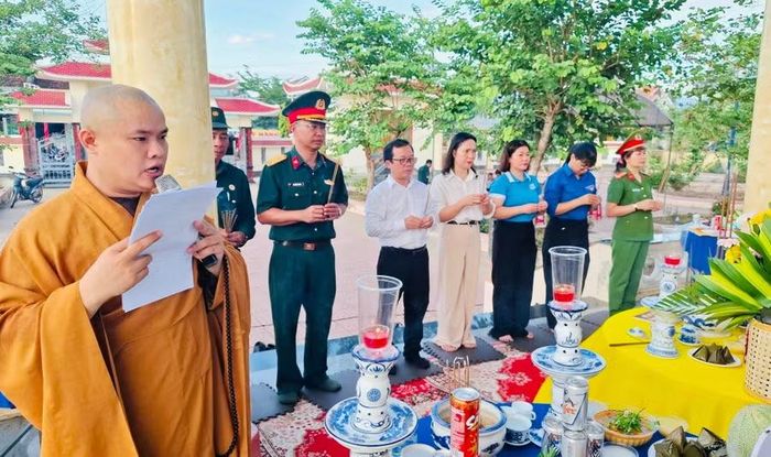 Hoạt động lấy mẫu hài cốt liệt sĩ phục vụ giám định ADN của phường Bình Định có ý nghĩa nhân văn sâu sắc. Ảnh: Đ.Y